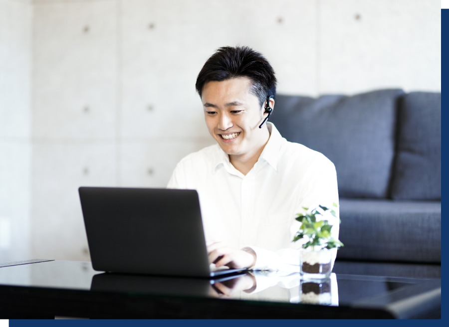 pc操作する男性