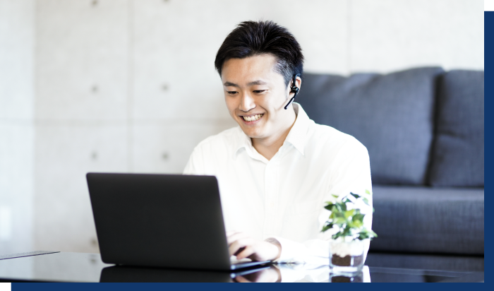 pc操作する男性